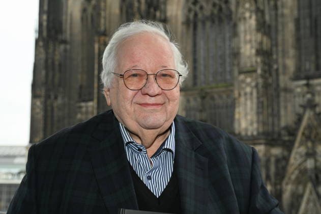 Autor Prof. Dr. Theol. Manfred Becker Huberti posiert bei der Vorstellung seines neuen Buchs Vom Vierten der Heiligen Drei Könige