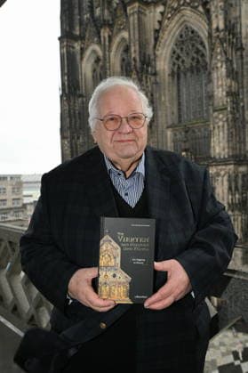 Autor Prof. Dr. Theol. Manfred Becker Huberti posiert bei der Vorstellung seines neuen Buchs Vom Vierten der Heiligen Drei Könige