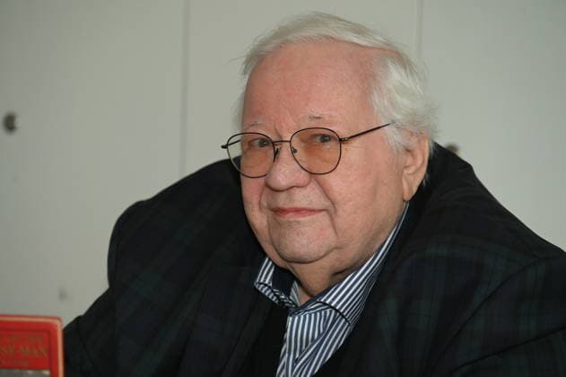 Autor Prof. Dr. Theol. Manfred Becker Huberti posiert bei der Vorstellung seines neuen Buchs Vom Vierten der Heiligen Drei Könige
