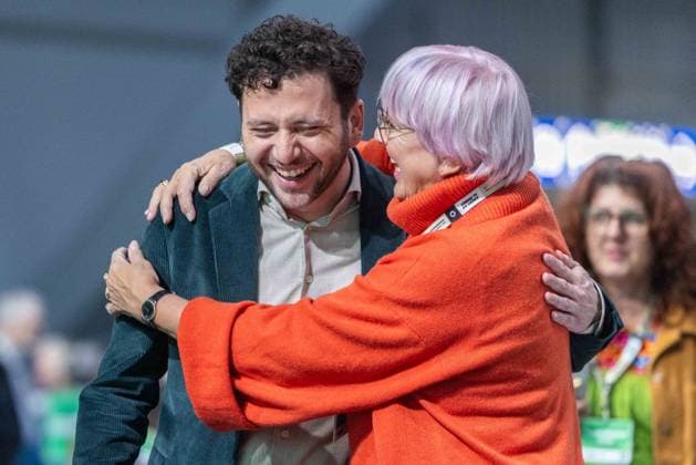 News Bilder des Tages 51. Bundesdelegiertenkonferenz von Bündnis 90 Die Grünen am 28.11.2025 in der Messe Hannover Felix Banaszak ( Bundesvorsitzender Bündnis 90 Die Grünen ), links - Claudia Roth ( MdB Bündnis 90 Die Grünen ), rechts