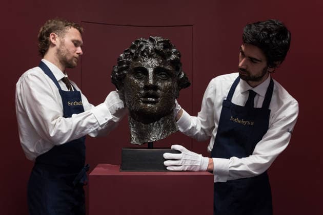Entertainment Bilder des Tages November 28, 2025, London, England, United Kingdom: Art handlers hold a sculpture titled Physical Energy by George Frederic Watts, O.M., R.A., estimate: 80,000 GBP during a photocall at Sotheby s auction house ahead of Old Master & 19th Century Paintings Sales. London United Kingdom - ZUMAs371 20251128_zip_s371_008 Copyright: xWiktorxSzymanowiczx