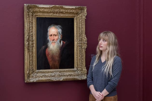 November 28, 2025, London, England, United Kingdom: A staff member looks at a painting titled Portrait study of an old man by Sir Peter Paul Rubens, estimate: 1,000,000 - 1,500,000 GBP during a photocall at Sotheby s auction house ahead of Old Master & 19th Century Paintings Sales. London United Kingdom - ZUMAs371 20251128_zip_s371_022 Copyright: xWiktorxSzymanowiczx