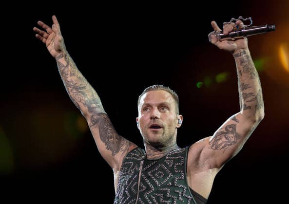 27.11.2025, xlakx, Entertainment Musik, Kontra K - Augen traeumen Herzen sehen Tour 2025 v.l. Der Rapper Kontra K steht bei seiner Augen traeumen Herzen sehen Tour 2025 auf der Buehne in der Uber Arena Berlin. Berlin