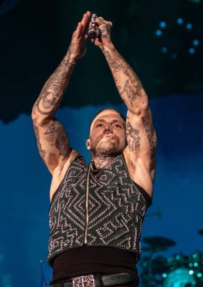 27.11.2025, xlakx, Entertainment Musik, Kontra K - Augen traeumen Herzen sehen Tour 2025 v.l. Der Rapper Kontra K steht bei seiner Augen traeumen Herzen sehen Tour 2025 auf der Buehne in der Uber Arena Berlin. Berlin