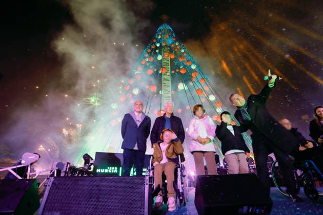 Switching on the Christmas lights in Murcia The president of the Aladina Foundation, Paco Aranga 1i the actor Richard Gere 2i and the mayor of Murcia, José Ballesta 1d , during the lighting of the Great Christmas Tree of Murcia 2025, on November 28, 2025, in Murcia Spain Along with the mayor, the children of the Aladina Foundation, its president, Paco Arango, and its director, Ishtar Espejo, participate in the lighting, Ishtar Espejo as well as Richard Gere, co-chair of The Gere Foundation Both this act and the previous one that have made laying the foundation stone of the Aladina Pediatric Gym, are focused on raising funds for children and adolescents with cancer 28 NOVEMBER 2025 LIGHTING CHRISTMAS LIGHTS PEDIATRIC FAMOUS FAMOUS CANCER AL  Copyright: xEduxBotellax 7134222