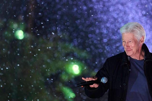 Richard Gere visits Murcia Richard Gere attends the lighting of the large Christmas tree with the Aladina Foundation at Hospital Universitario Virgen de La Arrixaca on November 28, 2025 in Murcia, Spain Photo by IMAGO MPG Murcia Hospital Universitario Virgen de La Arrixaca Region de Murcia Spain  Copyright: xMPGx