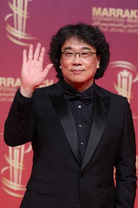 Jury President Bong Joon ho arrives on stage during the Opening Ceremony during the 22nd Marrakech International Film Festival on November 28, 2025 in Marrakech, Morocco Marrakech, Morocco 28 11 2025 451096 2025 11 28 MARRAKECH Morocco  Copyright: xRomualdxMeigneuxx xStarfacex STAR_451096_033
