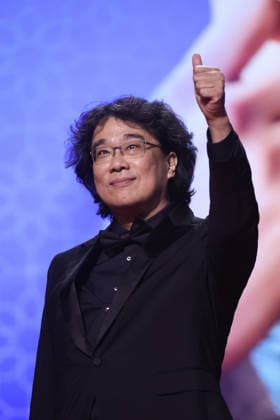 Jury President Bong Joon ho arrives on stage during the Opening Ceremony during the 22nd Marrakech International Film Festival on November 28, 2025 in Marrakech, Morocco Marrakech, Morocco 28 11 2025 451096 2025 11 28 MARRAKECH Morocco  Copyright: xRomualdxMeigneuxx xStarfacex STAR_451096_173
