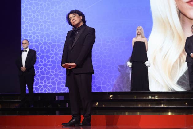 Jury President Bong Joon ho arrives on stage during the Opening Ceremony during the 22nd Marrakech International Film Festival on November 28, 2025 in Marrakech, Morocco Marrakech, Morocco 28 11 2025 451096 2025 11 28 MARRAKECH Morocco  Copyright: xRomualdxMeigneuxx xStarfacex STAR_451096_178