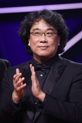 Jury President Bong Joon ho arrives on stage during the Opening Ceremony during the 22nd Marrakech International Film Festival on November 28, 2025 in Marrakech, Morocco Marrakech, Morocco 28 11 2025 451096 2025 11 28 MARRAKECH Morocco  Copyright: xRomualdxMeigneuxx xStarfacex STAR_451096_179