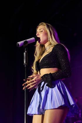 Katja Keuter alias Kati K bei einem Konzert im Columbia Theater in Berlin, 28. November 2025. Kati K Konzert Berlin