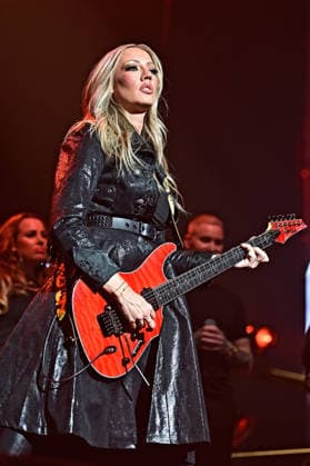 Night of the Proms 2025. Gitarristin Nita Strauss während eines Auftrittes im Rahmen der Night of the Proms 2025 am 28.11.2025 in der SAP-Arena Mannheim. 20251128MWI100304