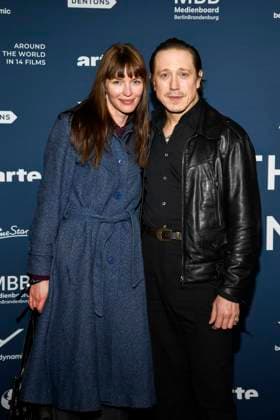 ABBberlin: Mona Lüders und Timo Jacobs Schauspieler Paar zu Gast auf dem roten Teppich bei der Festival Eroeffnung AROUND THE WORLD IN 14 FILMS im Cinestar Kino in der Kulturbrauerei Berlin am 28.11.2025 Berlin Deutschland