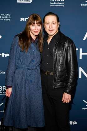 ABBberlin: Mona Lüders und Timo Jacobs Schauspieler Paar zu Gast auf dem roten Teppich bei der Festival Eroeffnung AROUND THE WORLD IN 14 FILMS im Cinestar Kino in der Kulturbrauerei Berlin am 28.11.2025 Berlin Deutschland
