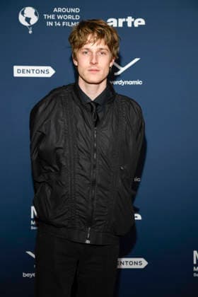 ABBberlin: Louis Hofmann Schauspieler zu Gast auf dem roten Teppich bei der Festival Eroeffnung AROUND THE WORLD IN 14 FILMS im Cinestar Kino in der Kulturbrauerei Berlin am 28.11.2025 Berlin Deutschland