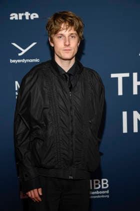 ABBberlin: Louis Hofmann Schauspieler zu Gast auf dem roten Teppich bei der Festival Eroeffnung AROUND THE WORLD IN 14 FILMS im Cinestar Kino in der Kulturbrauerei Berlin am 28.11.2025 Berlin Deutschland