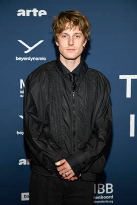 ABBberlin: Louis Hofmann Schauspieler zu Gast auf dem roten Teppich bei der Festival Eroeffnung AROUND THE WORLD IN 14 FILMS im Cinestar Kino in der Kulturbrauerei Berlin am 28.11.2025 Berlin Deutschland