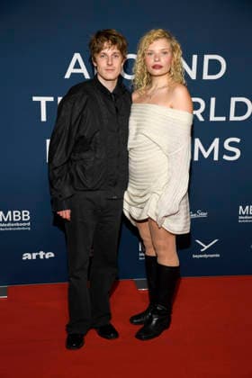 ABBberlin: Louis Hofmann mit Luisa-Celine Gaffron deutsche Schauspieler zu Gast auf dem roten Teppich bei der Festival Eroeffnung AROUND THE WORLD IN 14 FILMS im Cinestar Kino in der Kulturbrauerei Berlin am 28.11.2025 Berlin Deutschland