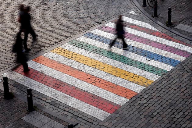 Ein Regenbogen-Zebrastreifen zu sehen vor dem EU-Parlament in Brüssel. Mit der Einrichtung von regenbogenfarbenen Zebrastreifen will die Stadt Brüssel Diversität feiern. Wokeness als soziales Bewusstsein zeigt sich hier als sichtbares Zeichen für Vielfalt durch den Regenbogen-Zebrastreifen. (Themenbild, Symbolbild) Brüssel, 27.11.2025 Brüssel-Hauptstadt Belgien Copyright: xChristophxHardtx