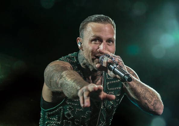 27.11.2025, xlakx, Entertainment Musik, Kontra K - Augen traeumen Herzen sehen Tour 2025 v.l. Der Rapper Kontra K steht bei seiner Augen traeumen Herzen sehen Tour 2025 auf der Buehne in der Uber Arena Berlin. Berlin