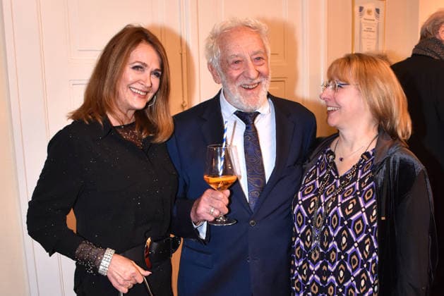 Christiane Zander, Dieter Hallervorden und Nathalie Hallervorden bei der Der Neurosen-Kavalier Theater Premiere im Schlossparktheater am 29.11.2025 in Berlin Der Neurosen-Kavalier Theater Premiere in Berlin