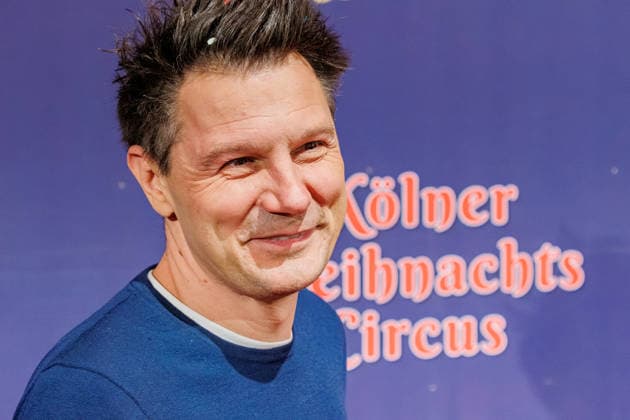 29.11.2025. Köln. Kölner Weihnachtscircus - Für die zehnte Ausgabe hat das Produzenten-Ehepaar Ilja und Katja Smitt ein nagelneues Programm zusammengestellt, das zudem mit 3 großen Ensemblenummern begeistern wird. Mehr als 60 international preisgekrönte Künstler bieten 120 Minuten pures Vergnügen mit viel Humor, poetischen Szenen, perfekter Akrobatik und artistischen Höchstleistungen. Hier am Red Carpet: AndrÃ Gatzke Köln Palastzelt, Deutz-Mülheimer Straße Nordrhein-Westfalen Deutschland