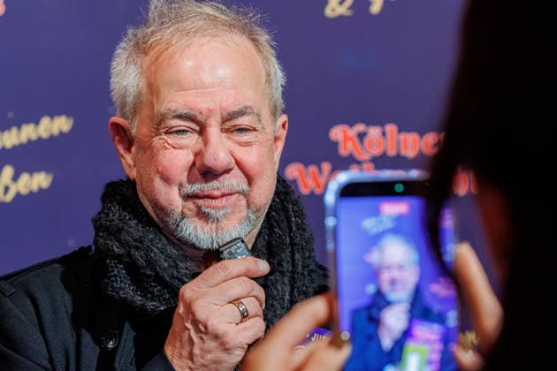 29.11.2025. Köln. Kölner Weihnachtscircus - Für die zehnte Ausgabe hat das Produzenten-Ehepaar Ilja und Katja Smitt ein nagelneues Programm zusammengestellt, das zudem mit 3 großen Ensemblenummern begeistern wird. Mehr als 60 international preisgekrönte Künstler bieten 120 Minuten pures Vergnügen mit viel Humor, poetischen Szenen, perfekter Akrobatik und artistischen Höchstleistungen. Hier am Red Carpet: Helmut Zerlett Köln Palastzelt, Deutz-Mülheimer Straße Nordrhein-Westfalen Deutschland