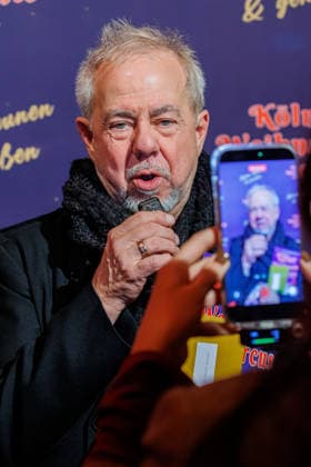 29.11.2025. Köln. Kölner Weihnachtscircus - Für die zehnte Ausgabe hat das Produzenten-Ehepaar Ilja und Katja Smitt ein nagelneues Programm zusammengestellt, das zudem mit 3 großen Ensemblenummern begeistern wird. Mehr als 60 international preisgekrönte Künstler bieten 120 Minuten pures Vergnügen mit viel Humor, poetischen Szenen, perfekter Akrobatik und artistischen Höchstleistungen. Hier am Red Carpet: Helmut Zerlett Köln Palastzelt, Deutz-Mülheimer Straße Nordrhein-Westfalen Deutschland