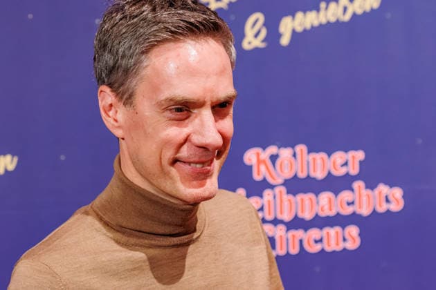29.11.2025. Köln. Kölner Weihnachtscircus - Für die zehnte Ausgabe hat das Produzenten-Ehepaar Ilja und Katja Smitt ein nagelneues Programm zusammengestellt, das zudem mit 3 großen Ensemblenummern begeistern wird. Mehr als 60 international preisgekrönte Künstler bieten 120 Minuten pures Vergnügen mit viel Humor, poetischen Szenen, perfekter Akrobatik und artistischen Höchstleistungen. Hier am Red Carpet: Sven Lorig Köln Palastzelt, Deutz-Mülheimer Straße Nordrhein-Westfalen Deutschland