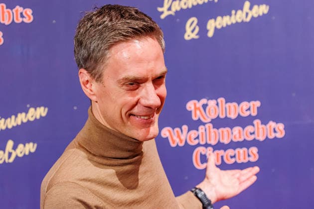 29.11.2025. Köln. Kölner Weihnachtscircus - Für die zehnte Ausgabe hat das Produzenten-Ehepaar Ilja und Katja Smitt ein nagelneues Programm zusammengestellt, das zudem mit 3 großen Ensemblenummern begeistern wird. Mehr als 60 international preisgekrönte Künstler bieten 120 Minuten pures Vergnügen mit viel Humor, poetischen Szenen, perfekter Akrobatik und artistischen Höchstleistungen. Hier am Red Carpet: Sven Lorig Köln Palastzelt, Deutz-Mülheimer Straße Nordrhein-Westfalen Deutschland