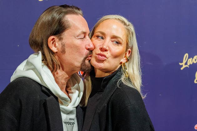 29.11.2025. Köln. Kölner Weihnachtscircus - Für die zehnte Ausgabe hat das Produzenten-Ehepaar Ilja und Katja Smitt ein nagelneues Programm zusammengestellt, das zudem mit 3 großen Ensemblenummern begeistern wird. Mehr als 60 international preisgekrönte Künstler bieten 120 Minuten pures Vergnügen mit viel Humor, poetischen Szenen, perfekter Akrobatik und artistischen Höchstleistungen. Hier am Red Carpet: Janine Kunze mit Ehemann Dirk Budach Köln Palastzelt, Deutz-Mülheimer Straße Nordrhein-Westfalen Deutschland
