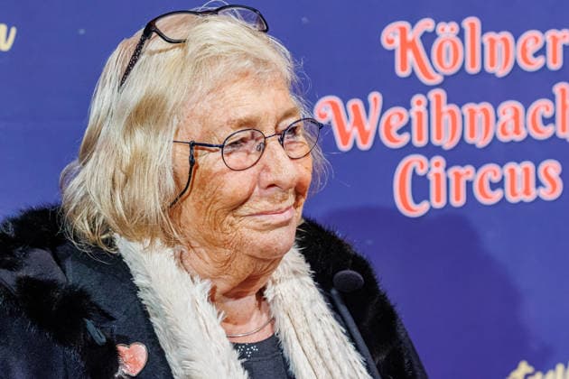 29.11.2025. Köln. Kölner Weihnachtscircus - Für die zehnte Ausgabe hat das Produzenten-Ehepaar Ilja und Katja Smitt ein nagelneues Programm zusammengestellt, das zudem mit 3 großen Ensemblenummern begeistern wird. Mehr als 60 international preisgekrönte Künstler bieten 120 Minuten pures Vergnügen mit viel Humor, poetischen Szenen, perfekter Akrobatik und artistischen Höchstleistungen. Hier am Red Carpet: Carmen Thomas Köln Palastzelt, Deutz-Mülheimer Straße Nordrhein-Westfalen Deutschland