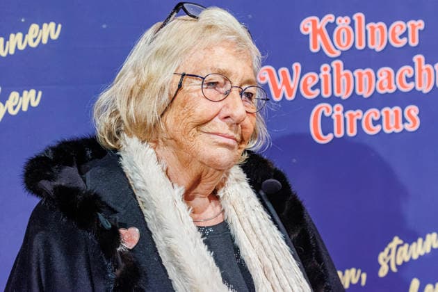 29.11.2025. Köln. Kölner Weihnachtscircus - Für die zehnte Ausgabe hat das Produzenten-Ehepaar Ilja und Katja Smitt ein nagelneues Programm zusammengestellt, das zudem mit 3 großen Ensemblenummern begeistern wird. Mehr als 60 international preisgekrönte Künstler bieten 120 Minuten pures Vergnügen mit viel Humor, poetischen Szenen, perfekter Akrobatik und artistischen Höchstleistungen. Hier am Red Carpet: Carmen Thomas Köln Palastzelt, Deutz-Mülheimer Straße Nordrhein-Westfalen Deutschland