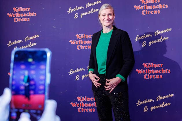 29.11.2025. Köln. Kölner Weihnachtscircus - Für die zehnte Ausgabe hat das Produzenten-Ehepaar Ilja und Katja Smitt ein nagelneues Programm zusammengestellt, das zudem mit 3 großen Ensemblenummern begeistern wird. Mehr als 60 international preisgekrönte Künstler bieten 120 Minuten pures Vergnügen mit viel Humor, poetischen Szenen, perfekter Akrobatik und artistischen Höchstleistungen. Hier am Red Carpet: Britta Heidemann Köln Palastzelt, Deutz-Mülheimer Straße Nordrhein-Westfalen Deutschland