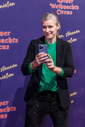 29.11.2025. Köln. Kölner Weihnachtscircus - Für die zehnte Ausgabe hat das Produzenten-Ehepaar Ilja und Katja Smitt ein nagelneues Programm zusammengestellt, das zudem mit 3 großen Ensemblenummern begeistern wird. Mehr als 60 international preisgekrönte Künstler bieten 120 Minuten pures Vergnügen mit viel Humor, poetischen Szenen, perfekter Akrobatik und artistischen Höchstleistungen. Hier am Red Carpet: Britta Heidemann Köln Palastzelt, Deutz-Mülheimer Straße Nordrhein-Westfalen Deutschland