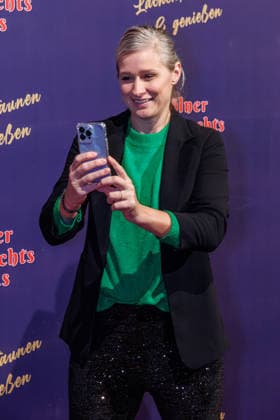 29.11.2025. Köln. Kölner Weihnachtscircus - Für die zehnte Ausgabe hat das Produzenten-Ehepaar Ilja und Katja Smitt ein nagelneues Programm zusammengestellt, das zudem mit 3 großen Ensemblenummern begeistern wird. Mehr als 60 international preisgekrönte Künstler bieten 120 Minuten pures Vergnügen mit viel Humor, poetischen Szenen, perfekter Akrobatik und artistischen Höchstleistungen. Hier am Red Carpet: Britta Heidemann Köln Palastzelt, Deutz-Mülheimer Straße Nordrhein-Westfalen Deutschland