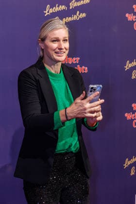 29.11.2025. Köln. Kölner Weihnachtscircus - Für die zehnte Ausgabe hat das Produzenten-Ehepaar Ilja und Katja Smitt ein nagelneues Programm zusammengestellt, das zudem mit 3 großen Ensemblenummern begeistern wird. Mehr als 60 international preisgekrönte Künstler bieten 120 Minuten pures Vergnügen mit viel Humor, poetischen Szenen, perfekter Akrobatik und artistischen Höchstleistungen. Hier am Red Carpet: Britta Heidemann Köln Palastzelt, Deutz-Mülheimer Straße Nordrhein-Westfalen Deutschland