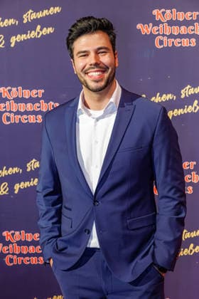 29.11.2025. Köln. Kölner Weihnachtscircus - Für die zehnte Ausgabe hat das Produzenten-Ehepaar Ilja und Katja Smitt ein nagelneues Programm zusammengestellt, das zudem mit 3 großen Ensemblenummern begeistern wird. Mehr als 60 international preisgekrönte Künstler bieten 120 Minuten pures Vergnügen mit viel Humor, poetischen Szenen, perfekter Akrobatik und artistischen Höchstleistungen. Hier am Red Carpet: Riccardo Vaccaro Köln Palastzelt, Deutz-Mülheimer Straße Nordrhein-Westfalen Deutschland