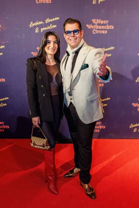 29.11.2025. Köln. Kölner Weihnachtscircus - Für die zehnte Ausgabe hat das Produzenten-Ehepaar Ilja und Katja Smitt ein nagelneues Programm zusammengestellt, das zudem mit 3 großen Ensemblenummern begeistern wird. Mehr als 60 international preisgekrönte Künstler bieten 120 Minuten pures Vergnügen mit viel Humor, poetischen Szenen, perfekter Akrobatik und artistischen Höchstleistungen. Hier am Red Carpet: Dennis Schick mit Ehefrau Liliana Köln Palastzelt, Deutz-Mülheimer Straße Nordrhein-Westfalen Deutschland