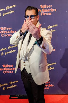 29.11.2025. Köln. Kölner Weihnachtscircus - Für die zehnte Ausgabe hat das Produzenten-Ehepaar Ilja und Katja Smitt ein nagelneues Programm zusammengestellt, das zudem mit 3 großen Ensemblenummern begeistern wird. Mehr als 60 international preisgekrönte Künstler bieten 120 Minuten pures Vergnügen mit viel Humor, poetischen Szenen, perfekter Akrobatik und artistischen Höchstleistungen. Hier am Red Carpet: Dennis Schick Köln Palastzelt, Deutz-Mülheimer Straße Nordrhein-Westfalen Deutschland