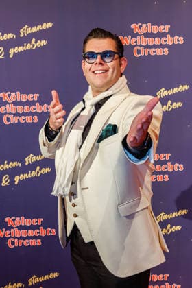 29.11.2025. Köln. Kölner Weihnachtscircus - Für die zehnte Ausgabe hat das Produzenten-Ehepaar Ilja und Katja Smitt ein nagelneues Programm zusammengestellt, das zudem mit 3 großen Ensemblenummern begeistern wird. Mehr als 60 international preisgekrönte Künstler bieten 120 Minuten pures Vergnügen mit viel Humor, poetischen Szenen, perfekter Akrobatik und artistischen Höchstleistungen. Hier am Red Carpet: Dennis Schick Köln Palastzelt, Deutz-Mülheimer Straße Nordrhein-Westfalen Deutschland