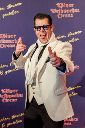 29.11.2025. Köln. Kölner Weihnachtscircus - Für die zehnte Ausgabe hat das Produzenten-Ehepaar Ilja und Katja Smitt ein nagelneues Programm zusammengestellt, das zudem mit 3 großen Ensemblenummern begeistern wird. Mehr als 60 international preisgekrönte Künstler bieten 120 Minuten pures Vergnügen mit viel Humor, poetischen Szenen, perfekter Akrobatik und artistischen Höchstleistungen. Hier am Red Carpet: Dennis Schick Köln Palastzelt, Deutz-Mülheimer Straße Nordrhein-Westfalen Deutschland