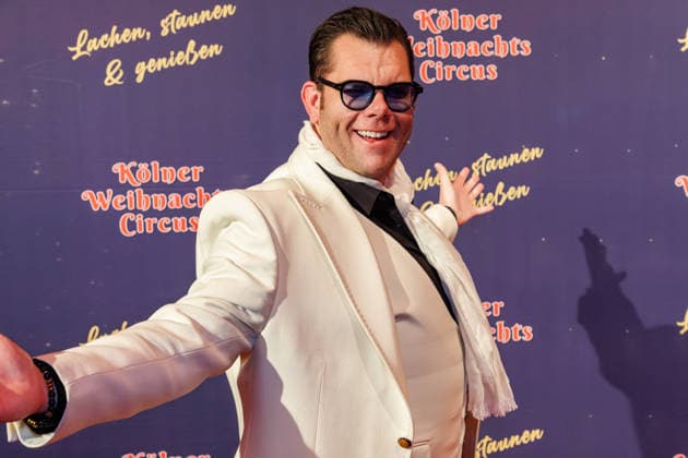 29.11.2025. Köln. Kölner Weihnachtscircus - Für die zehnte Ausgabe hat das Produzenten-Ehepaar Ilja und Katja Smitt ein nagelneues Programm zusammengestellt, das zudem mit 3 großen Ensemblenummern begeistern wird. Mehr als 60 international preisgekrönte Künstler bieten 120 Minuten pures Vergnügen mit viel Humor, poetischen Szenen, perfekter Akrobatik und artistischen Höchstleistungen. Hier am Red Carpet: Dennis Schick Köln Palastzelt, Deutz-Mülheimer Straße Nordrhein-Westfalen Deutschland