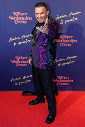 29.11.2025. Köln. Kölner Weihnachtscircus - Für die zehnte Ausgabe hat das Produzenten-Ehepaar Ilja und Katja Smitt ein nagelneues Programm zusammengestellt, das zudem mit 3 großen Ensemblenummern begeistern wird. Mehr als 60 international preisgekrönte Künstler bieten 120 Minuten pures Vergnügen mit viel Humor, poetischen Szenen, perfekter Akrobatik und artistischen Höchstleistungen. Hier am Red Carpet: Markus Köllner Köln Palastzelt, Deutz-Mülheimer Straße Nordrhein-Westfalen Deutschland