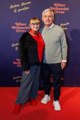 29.11.2025. Köln. Kölner Weihnachtscircus - Für die zehnte Ausgabe hat das Produzenten-Ehepaar Ilja und Katja Smitt ein nagelneues Programm zusammengestellt, das zudem mit 3 großen Ensemblenummern begeistern wird. Mehr als 60 international preisgekrönte Künstler bieten 120 Minuten pures Vergnügen mit viel Humor, poetischen Szenen, perfekter Akrobatik und artistischen Höchstleistungen. Hier am Red Carpet: Andreas von Thien mit Ehefrau Alexandra Köln Palastzelt, Deutz-Mülheimer Straße Nordrhein-Westfalen Deutschland