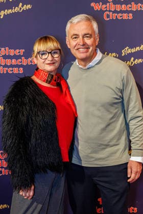 29.11.2025. Köln. Kölner Weihnachtscircus - Für die zehnte Ausgabe hat das Produzenten-Ehepaar Ilja und Katja Smitt ein nagelneues Programm zusammengestellt, das zudem mit 3 großen Ensemblenummern begeistern wird. Mehr als 60 international preisgekrönte Künstler bieten 120 Minuten pures Vergnügen mit viel Humor, poetischen Szenen, perfekter Akrobatik und artistischen Höchstleistungen. Hier am Red Carpet: Andreas von Thien mit Ehefrau Alexandra Köln Palastzelt, Deutz-Mülheimer Straße Nordrhein-Westfalen Deutschland