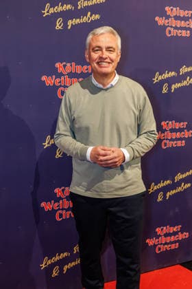 29.11.2025. Köln. Kölner Weihnachtscircus - Für die zehnte Ausgabe hat das Produzenten-Ehepaar Ilja und Katja Smitt ein nagelneues Programm zusammengestellt, das zudem mit 3 großen Ensemblenummern begeistern wird. Mehr als 60 international preisgekrönte Künstler bieten 120 Minuten pures Vergnügen mit viel Humor, poetischen Szenen, perfekter Akrobatik und artistischen Höchstleistungen. Hier am Red Carpet: Andreas von Thien Köln Palastzelt, Deutz-Mülheimer Straße Nordrhein-Westfalen Deutschland