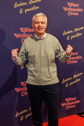 29.11.2025. Köln. Kölner Weihnachtscircus - Für die zehnte Ausgabe hat das Produzenten-Ehepaar Ilja und Katja Smitt ein nagelneues Programm zusammengestellt, das zudem mit 3 großen Ensemblenummern begeistern wird. Mehr als 60 international preisgekrönte Künstler bieten 120 Minuten pures Vergnügen mit viel Humor, poetischen Szenen, perfekter Akrobatik und artistischen Höchstleistungen. Hier am Red Carpet: Andreas von Thien Köln Palastzelt, Deutz-Mülheimer Straße Nordrhein-Westfalen Deutschland