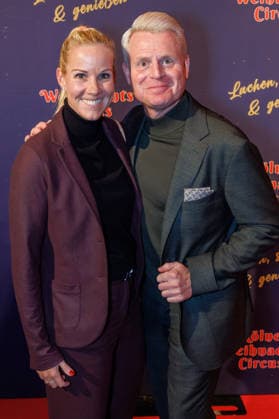 29.11.2025. Köln. Kölner Weihnachtscircus - Für die zehnte Ausgabe hat das Produzenten-Ehepaar Ilja und Katja Smitt ein nagelneues Programm zusammengestellt, das zudem mit 3 großen Ensemblenummern begeistern wird. Mehr als 60 international preisgekrönte Künstler bieten 120 Minuten pures Vergnügen mit viel Humor, poetischen Szenen, perfekter Akrobatik und artistischen Höchstleistungen. Hier am Red Carpet: Guido Cantz mit Ehefrau Kerstin Köln Palastzelt, Deutz-Mülheimer Straße Nordrhein-Westfalen Deutschland