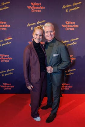 29.11.2025. Köln. Kölner Weihnachtscircus - Für die zehnte Ausgabe hat das Produzenten-Ehepaar Ilja und Katja Smitt ein nagelneues Programm zusammengestellt, das zudem mit 3 großen Ensemblenummern begeistern wird. Mehr als 60 international preisgekrönte Künstler bieten 120 Minuten pures Vergnügen mit viel Humor, poetischen Szenen, perfekter Akrobatik und artistischen Höchstleistungen. Hier am Red Carpet: Guido Cantz mit Ehefrau Kerstin Köln Palastzelt, Deutz-Mülheimer Straße Nordrhein-Westfalen Deutschland